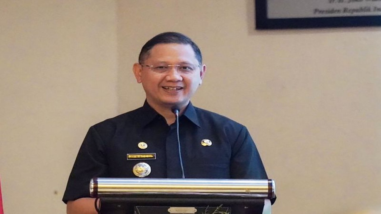 Penjabat (Pj) Wali Kota Batu Aries Agung Paewai pada saat memberikan pengarahan dalam Focus Group Discussion (FGD) Kajian Lingkungan Hidup dan Sosial (KLHS) di Kota Batu, Jawa Timur, Selasa (9/5/2023). (ANTARA/HO-Humas Pemkot Batu)