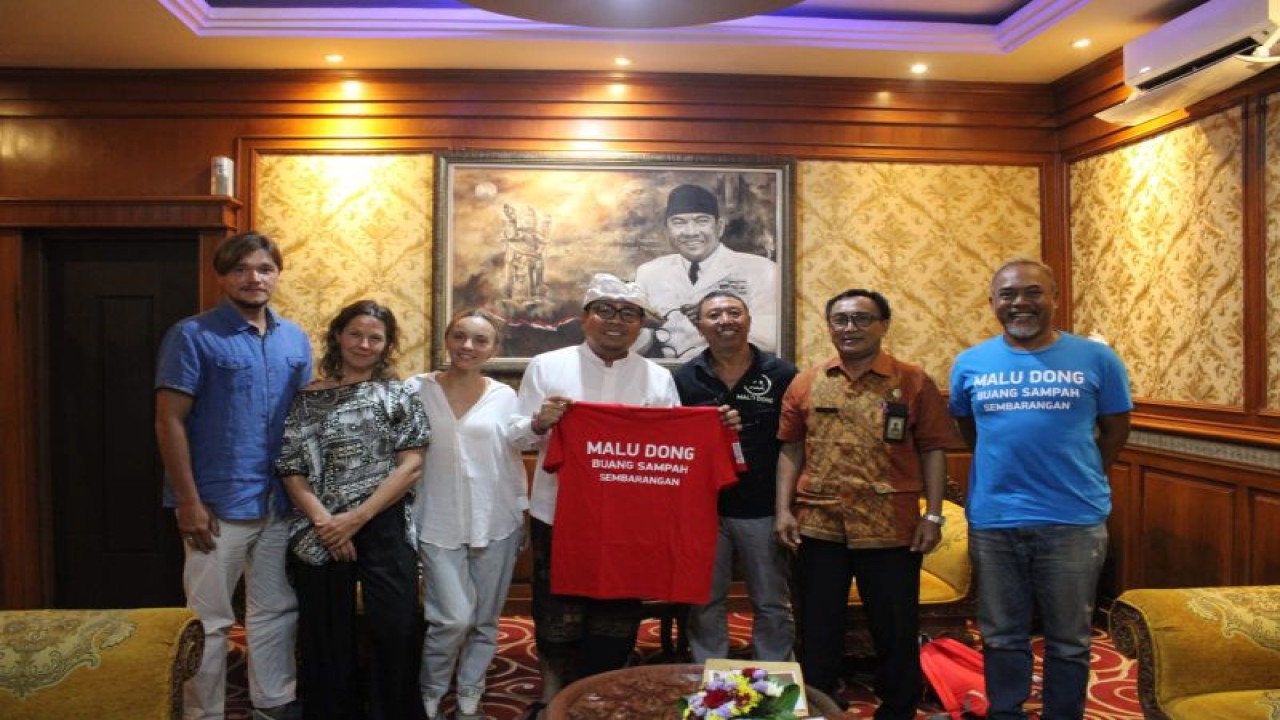 Wakil Wali Kota Denpasar Kadek Agus Arya Wibawa didampingi jajaran saat menerima Komunitas Malu Dong yang akan melaksanakan aksi bersih Pantai Sanur di Denpasar, Selasa (23/5/2023). ANTARA/HO-Pemkot Denpasar.