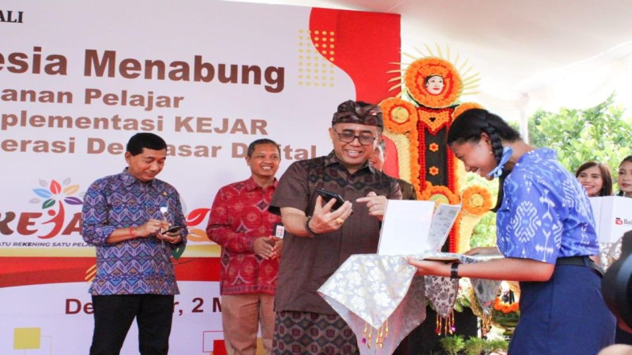 Wali Kota Denpasar I Gusti Ngurah Jaya Negara saat melakukan scan QRIS pada acara Eksebisi Pelajar dan Literasi Keuangan melalui Program Gen Dental di SMPN 14 Denpasar. ANTARA/HO-Pemkot Denpasar.