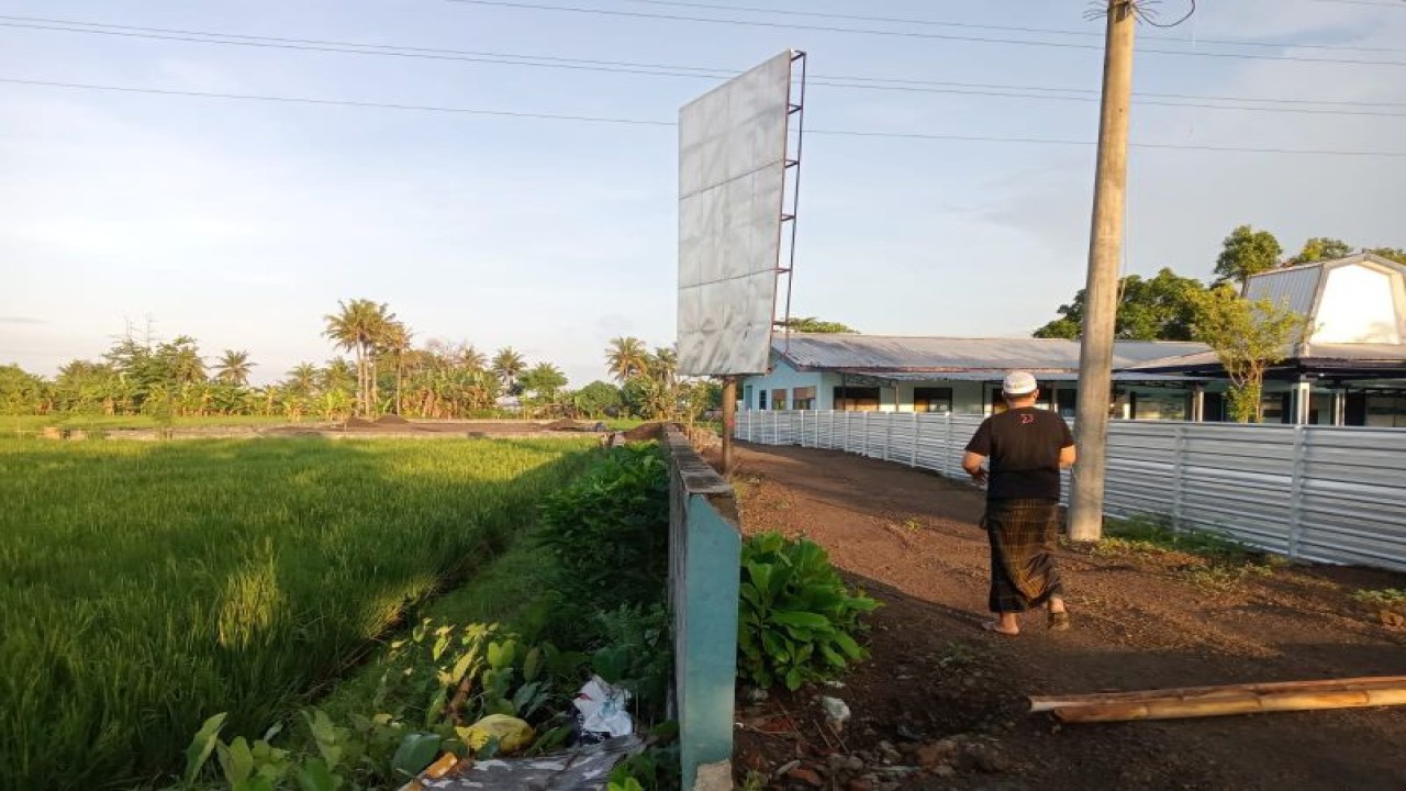 Akses jalan masuk ke lokasi pembangunan hunian sementara (huntara) nelayan yang terdampak gelombang pasang di Pantai Mapak Indah, Kecamatan Sekarbela Kota Mataram, Provinsi Nusa Tenggara Barat, Kamis (11/5/2023). (FOTO ANTARA/Nirkomala)