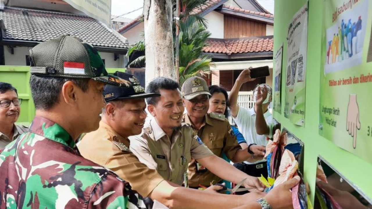 Kepala Suku Dinas Lingkungan Hidup Jakarta Barat, Achmad Hariadi bersama Camat Kembangan, Joko Suparno meresmikan Bank Sampah Unit (BSU) Asri RW 08 Kelurahan Meruya Utara, Kembangan, Jakarta Barat, Selasa (23/5/2023). ANTARA/Ho-Pemkot Jakbar