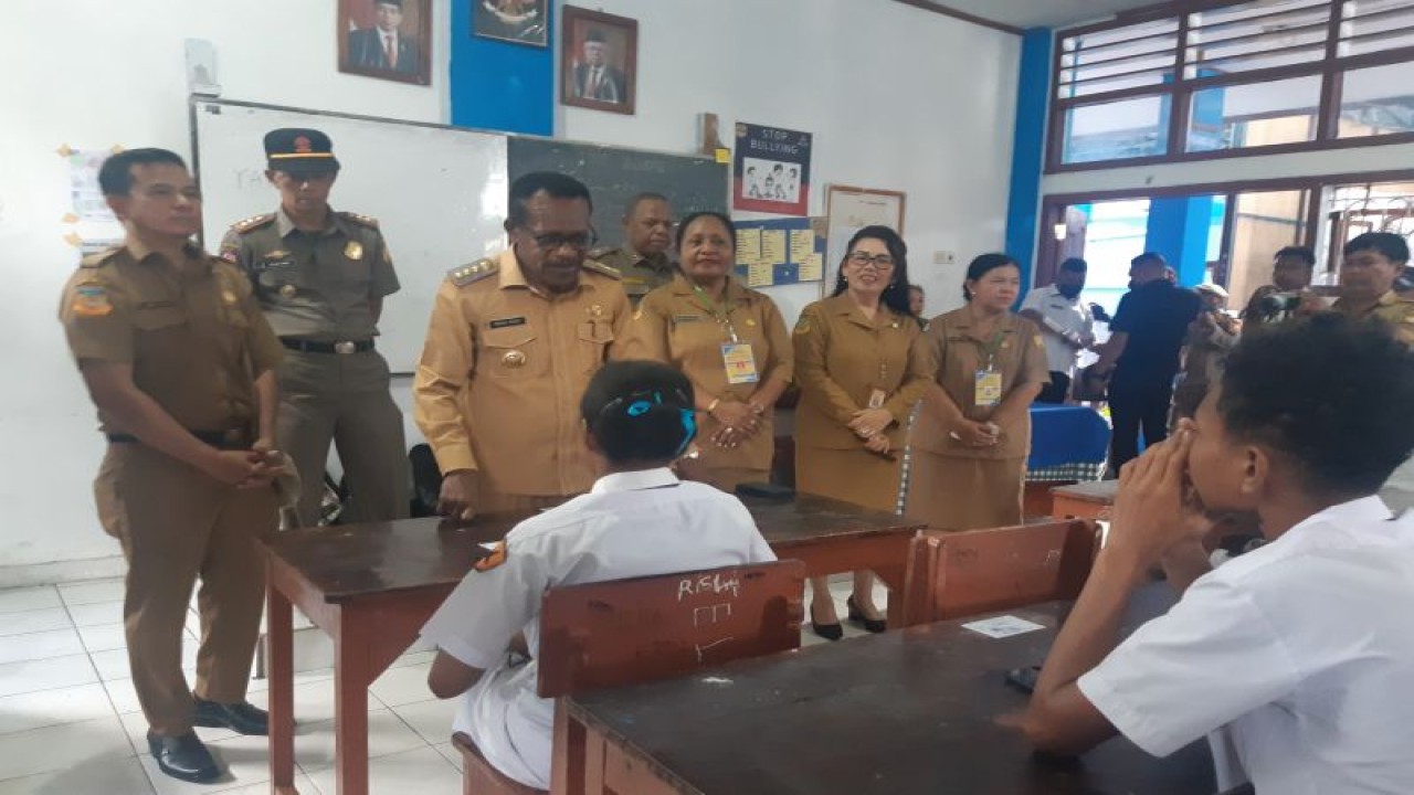 Penjabat Wali Kota Jayapura Frans Pekey (kedua dari kanan) meninjau pelaksanaan ujian di SMP Negeri 2 Jayapura, Senin (8/5/2023). (ANTARA/Ardiles Leloltery)