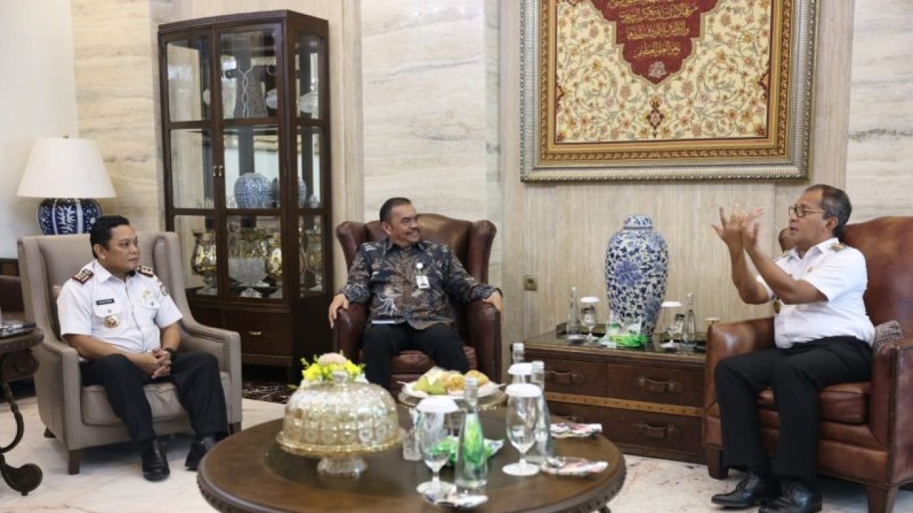 Wali Kota Makassar Moh Ramdhan Pomanto saat menerima kunjungan Direktur Direktorat Kearsipan Daerah I Rudi Anton di kediamannya di Jalan Amirullah Makassar. ANTARA/HO/Pemkot Makassar