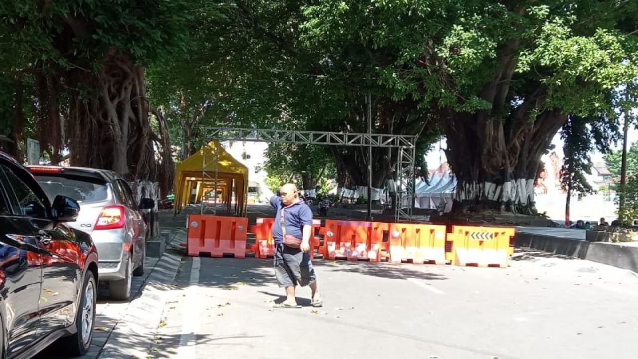 Jalan Flamboyan Kota Mataram disiapkan jadi lokasi stan bazar UMKM dalam rangka jambore kader PKK tingkat Provinsi Nusa Tenggara Barat.  (ANTARA/Nirkomala)