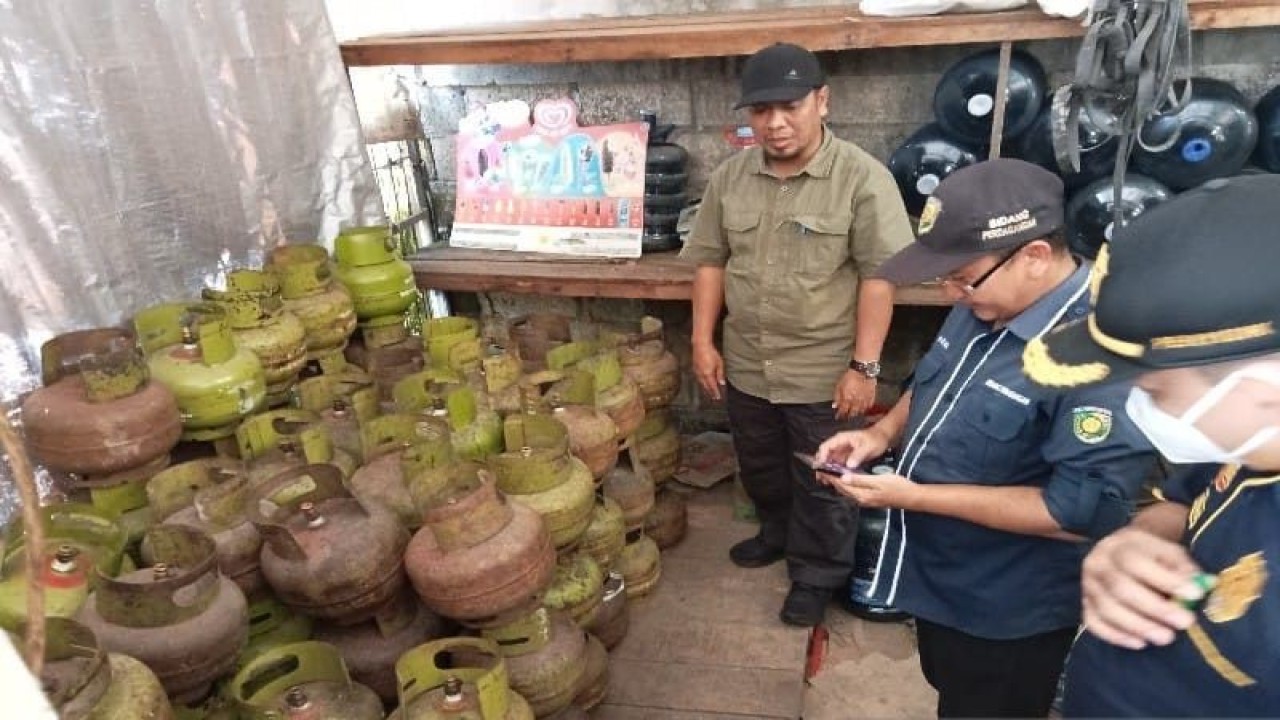 Tim gabungan dari Pemkot Palangka Raya melakukan sidak ke sejumlah pangkalan gas elpiji 3 Kg yang berada di Jalan G Obos induk, Selasa (16/5/2023). ANTARA/Adi Wibowo