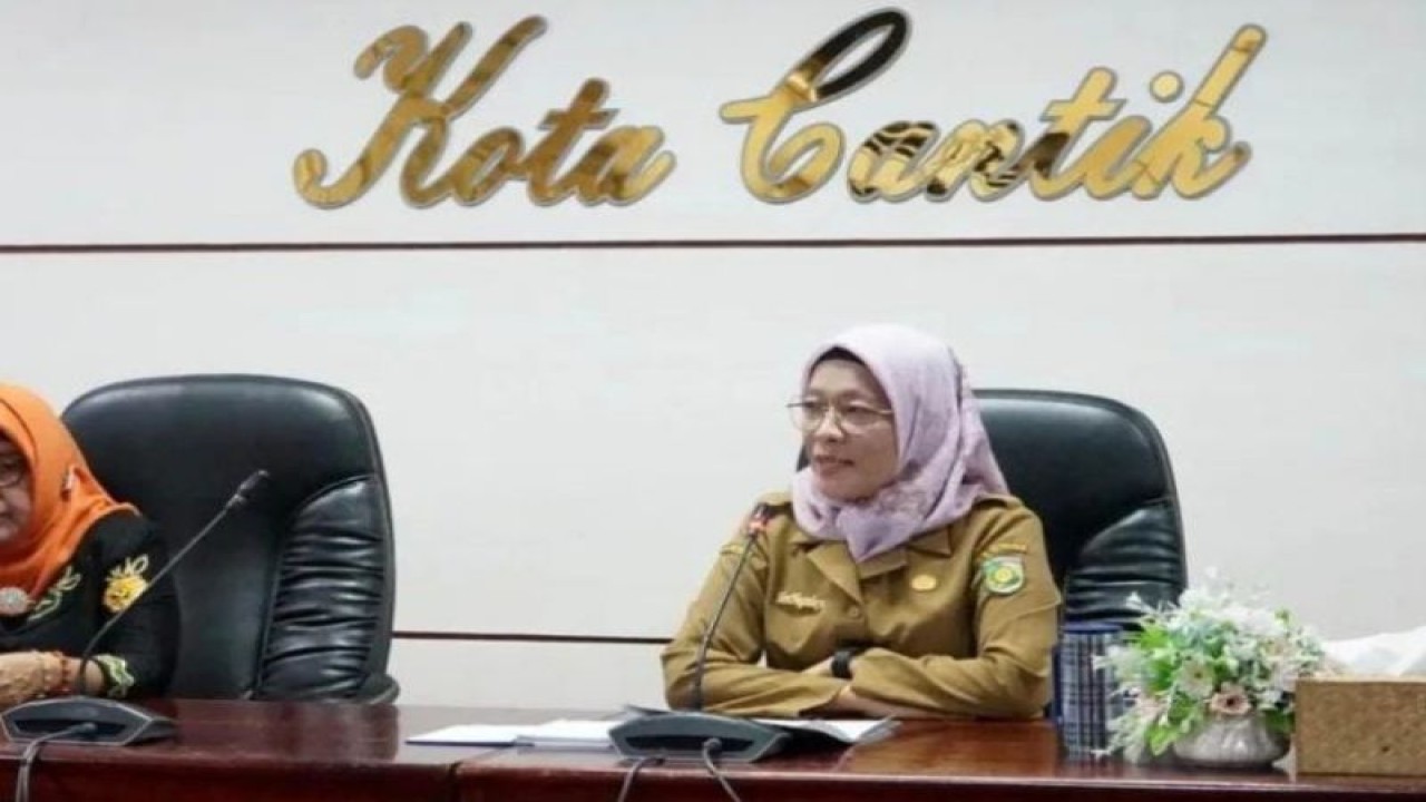 Sekretaris Daerah Kota Palangka Raya, Provinsi Kalimantan Tengah Hera Nugrahayu (kanan) di Palangka Raya, beberapa waktu lalu. (ANTARA/HO-Diskominfo Palangka Raya)