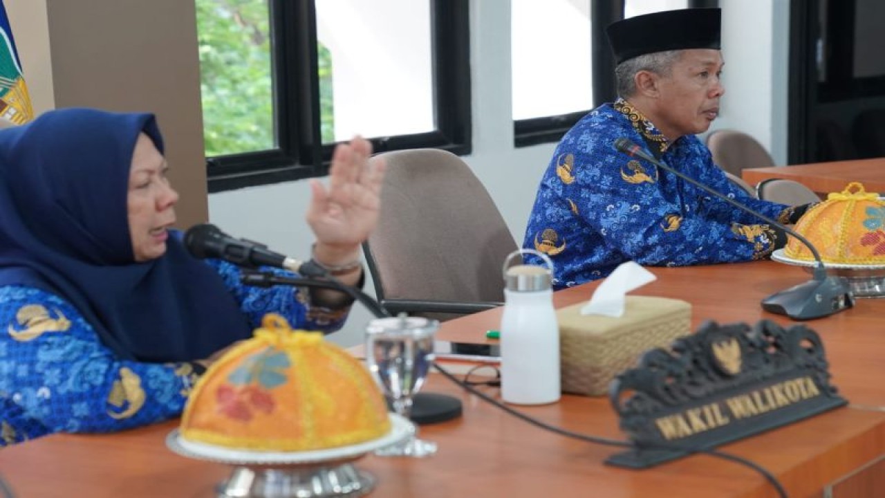 Wakil Wali Kota Palu, Reny A. Lamadjido (kiri) menyampaikan arahan pada rapat persiapan penilaian Kota Layak Anak 2023 di Kota Palu, Senin (22/5/2023). ANTARA/HO-Humas Pemkot Palu