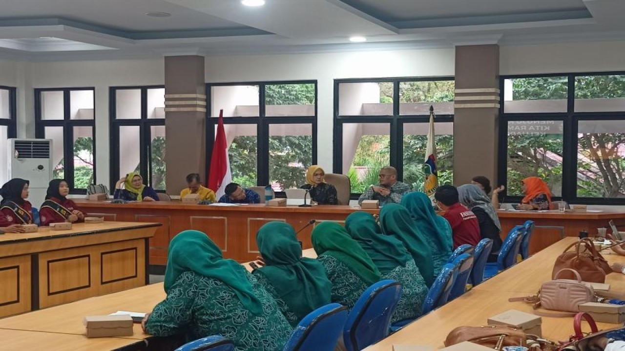 Pemkot Palu dan tim Asosiasi Pemerintah Kota Indonesia (APEKSi) melakukan pertemuan membahas program kota kita ramah keluarga di Palu, Rabu (24/5/2023). ANTARA/Moh Ridwan