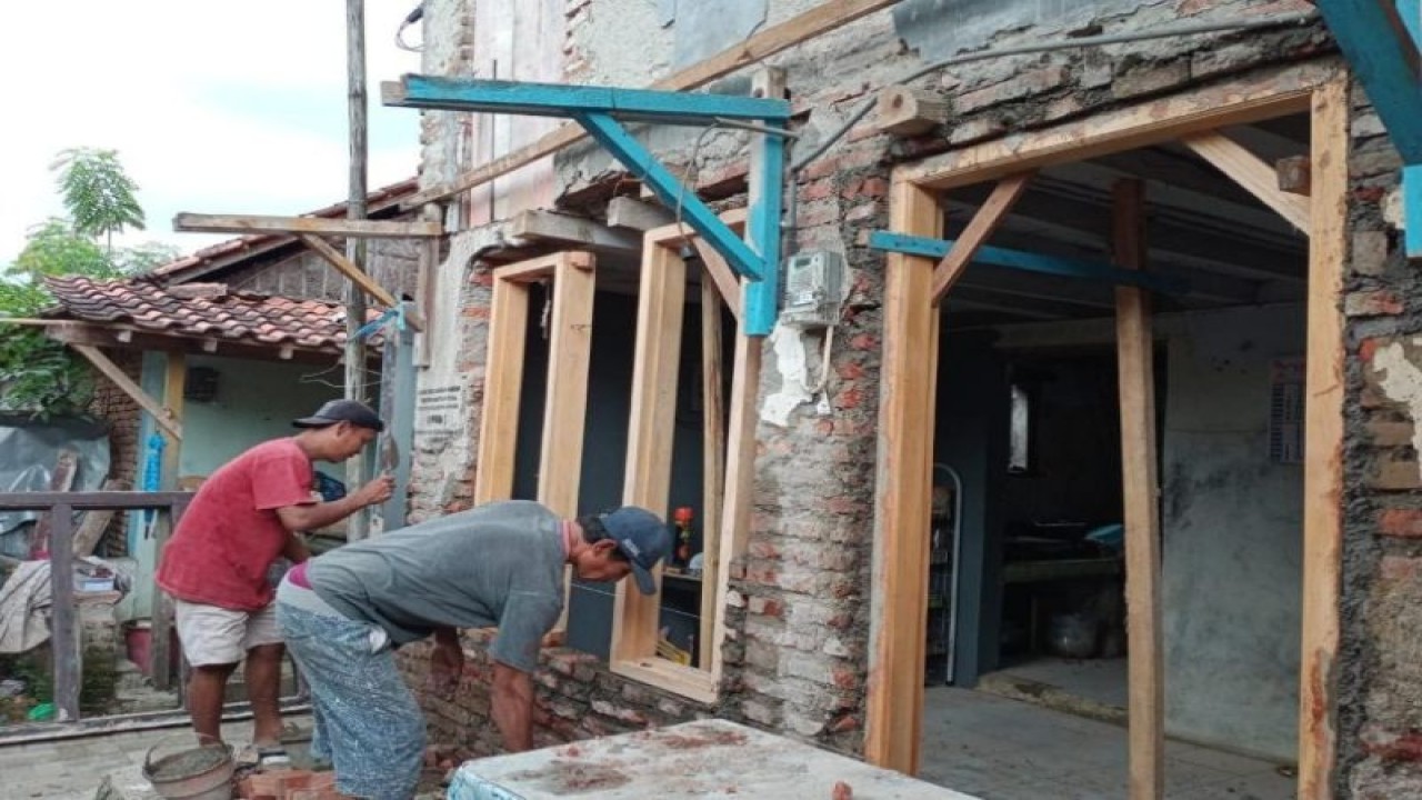Pekerja sedang melakukan pengerjakan rumah milik warga yang mendapatkan bantuan dana program rehabilirtasi rumah tidak layak huni dari Pemerintah Kota Pekalongan. (ANTARA/HO-Humas Kota Pekalongan)