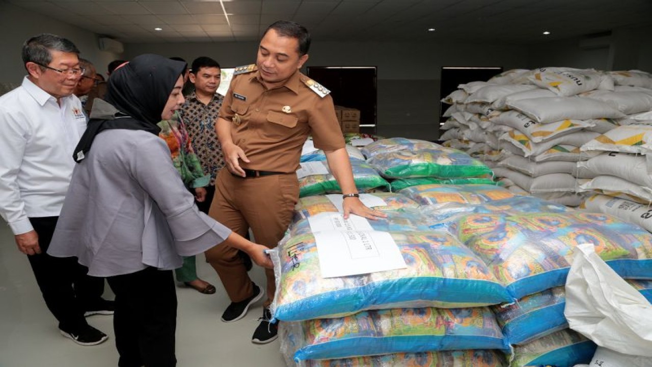 Wali Kota Surabaya Eri Cahyadi saat memantahu harga kebutuhan pokok di Pasar Induk Sidotopo Surabaya (PISS), Senin (15/5/2023). (ANTARA/HO-Diskominfo Surabaya)