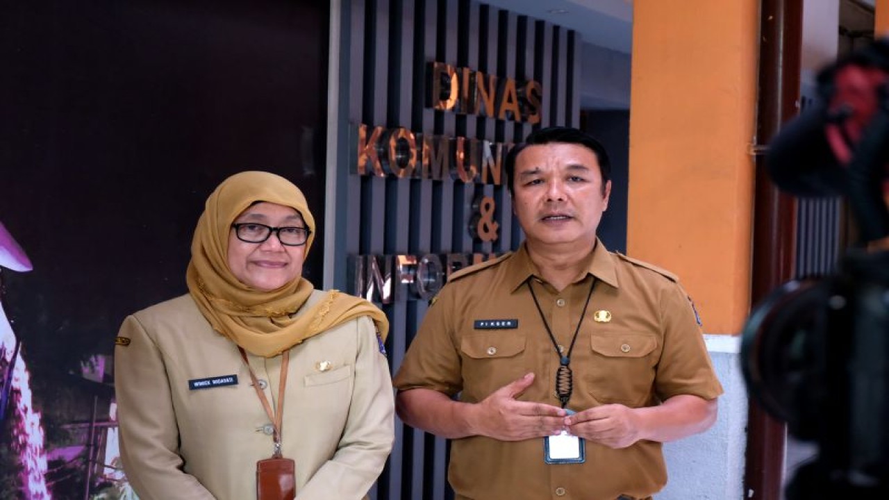 Kepala Dinas Komunikasi dan Informatika (Diskominfo) Kota Surabaya M. Fikser dan Kepala Dinas Kebudayaan, Kepemudaan dan Olahraga serta Pariwisata (Disbudporapar) Kota Surabaya Wiwiek Widayati saat memberikan keterangan pers di Surabaya, Senin (8/5/2023). (FOTO ANTARA/HO-Diskominfo Surabaya)