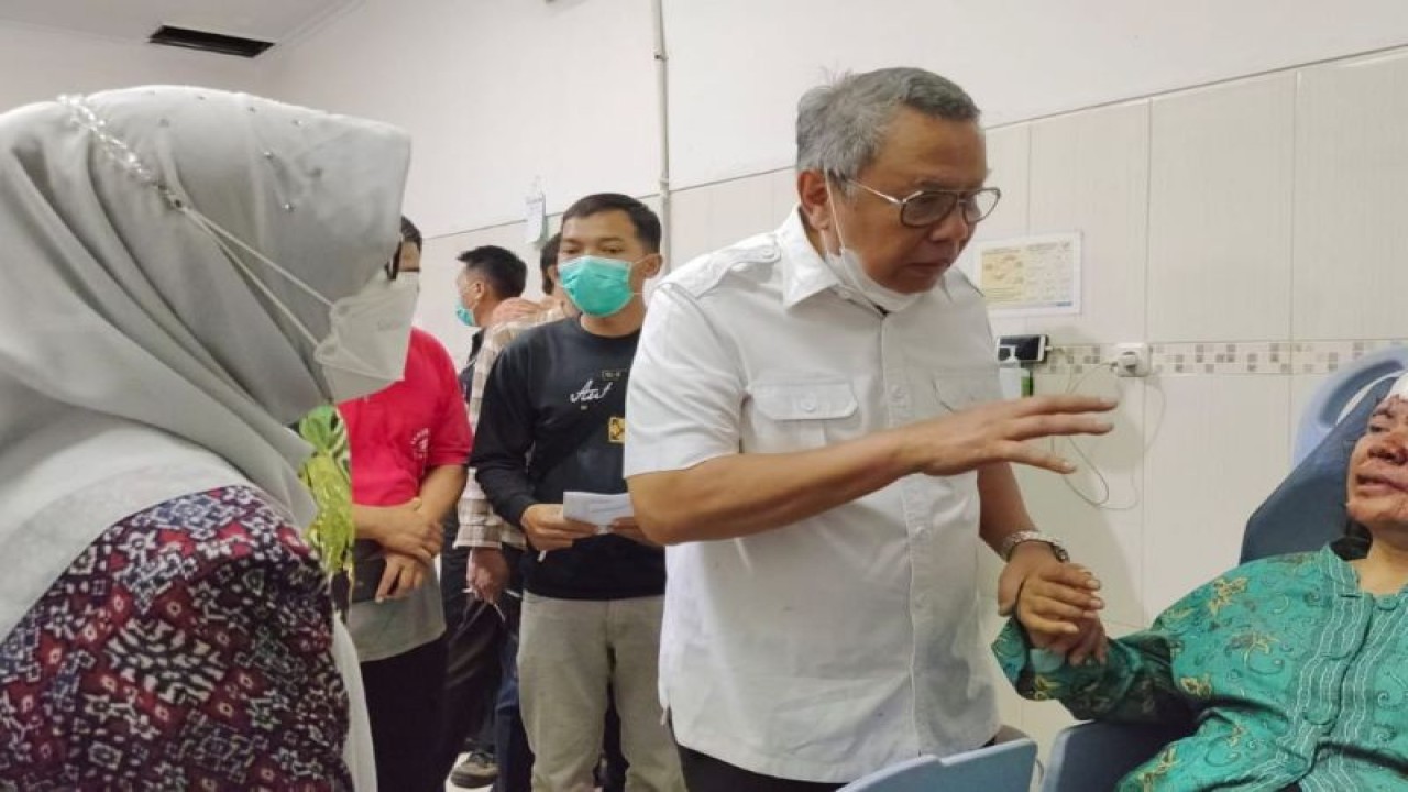 Walikota Tangerang Selatan, Benyamin Davnie saat meninjau para korban kecelakaan bus di Guci, Tegal, Jawa Tengah. (HO/Pemkot Tangsel)