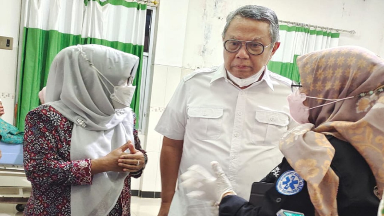 Wali Kota Tangerang Selatan Benyamin Davnie saat berada di Tegal Jawa Tengah untuk melihat kondisi warganya yang alami kecelakaan di objek wisata Guci, Minggu. foto dokumen