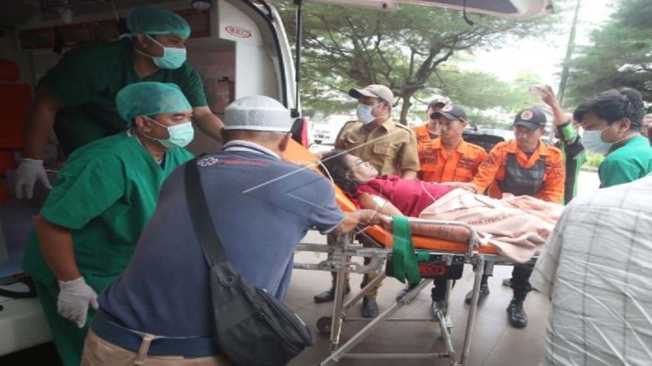 Petugas medis dibantu BPBD Tangsel menurunkan korban kecelakaan bus Guci dari mobil ambulance setibanya di RSUD Tangerang Selatan, Pamulang, Tangerang Selatan, Banten, Senin (8/5/2023). Kecelakaan bus terjun ke jurang di objek wisata Guci tersebut mengakibatkan sebanyak 27 warga Kayu Gede Tangerang Selatan menjadi korban, 2 orang diantaranya meninggal dunia di rumah sakit RSUD Dr Soesilo Slawi, Tegal. ANTARA FOTO/Muhammad Iqbal/rwa.