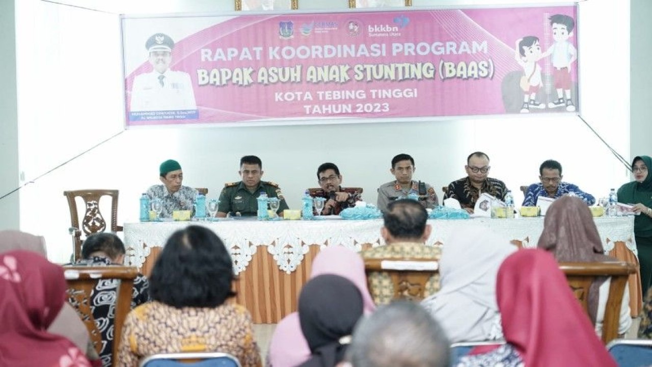 Pj. Wali Kota Tebing Tinggi Muhammad Dimiyathi.S.Sos.MTP, saat memimpin rapat koordinasi Bapak Asuh Anak Stunting (BAAS). (ANTARA/HO)