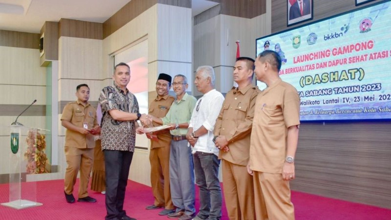 Pj Wali Kota Sabang Reza Fahlevi saat meresmikan Gampong Keluarga Berkualitas dan Dapur Sehat Atasi Stunting (Dashat) di Kota Sabang, Aceh, Rabu (24/5/2023). (FOTO ANTARA/HO-Humas Pemkot Sabang)