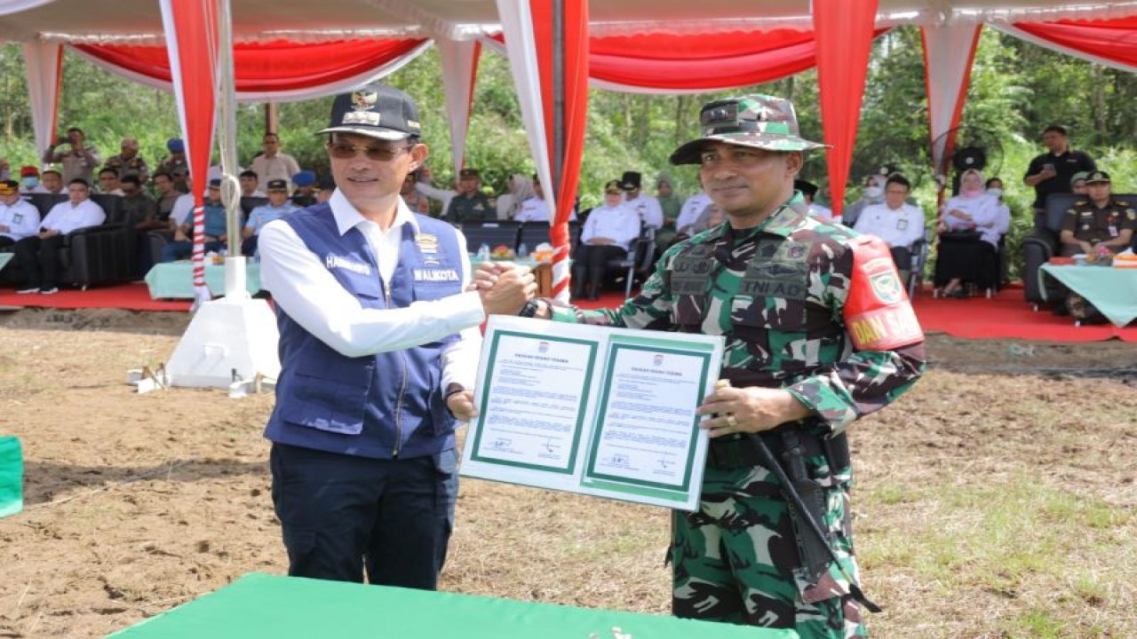 Pemerintah Kota Palembang bersama jajaran TNI AD Kodim 0418/Palembang melalui program TNI Manunggal Membangun Desa (TMMD) ke-116 membenahi infrastruktur di Kampung Serang, Kelurahan Karya Mulya, Kecamatan Sematang Borang, Kota Palembang, Sumsel. (ANTARA/HO-Pemkot Palembang)