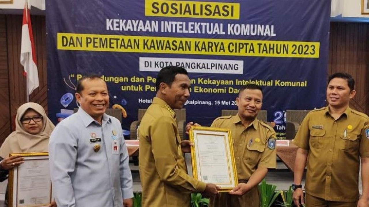 Penjabat Gubernur Kepulauan Babel Suganda Pandapotan Pasaribu (kiri) saat menghadiri Sosialisasi Kekayaan Intelektual Komunal dan Pemetaan Kawasan Karya Cipta Tahun 2023 di Pangkalpinang, Senin. ANTARA/Aprionis