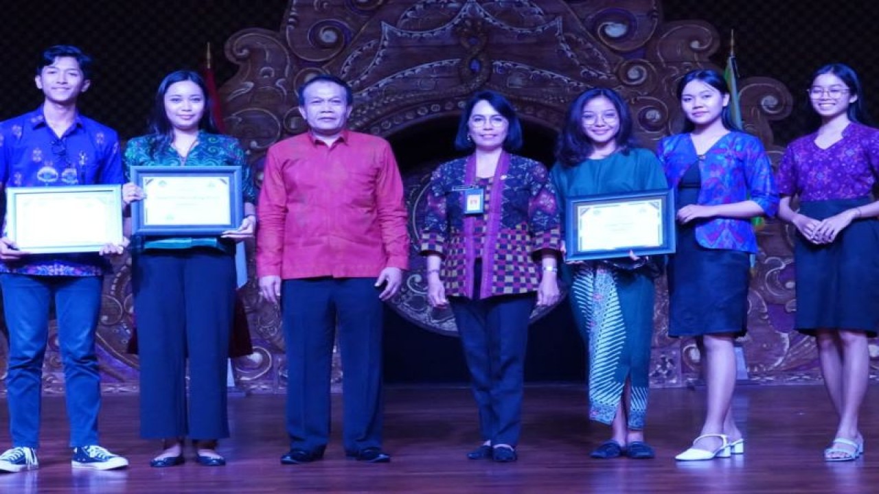 Asisten 1 Bidang Pemerintahan dan Kesejahteraan Rakyat Setda Provinsi Bali Dewa Gede Mahendra Putra Bersama Forum Anak Daerah saat membuka Mimbar Anak Bali di Denpasar, Rabu (17/5/2023). ANTARA/HO-Pemprov Bali