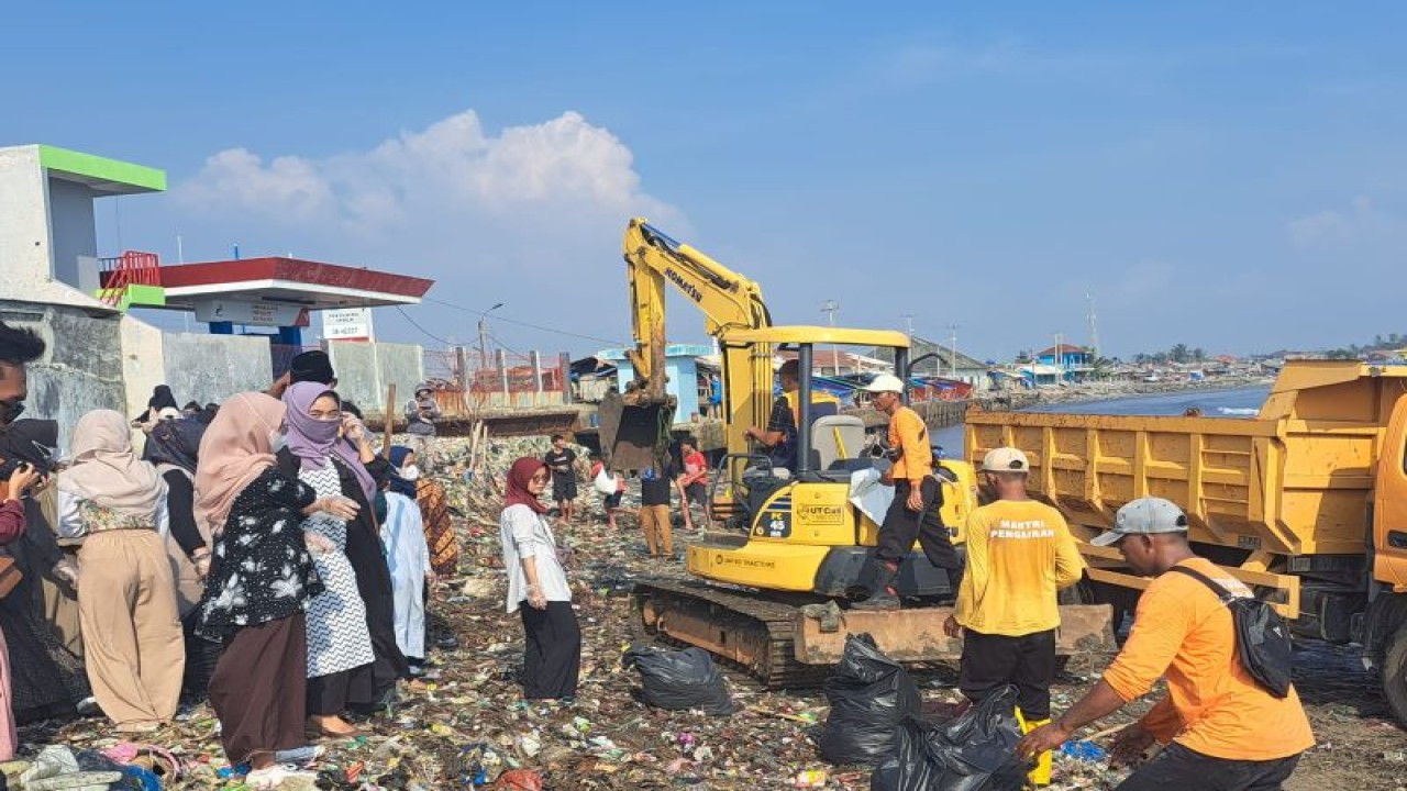 Pemprov Banten bantu tangani pembersihan tumpukan sampah di Pantai Labuan Pandeglang, Senin. (ANTARA/Mulyana)