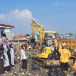 Pemprov Banten bantu tangani pembersihan tumpukan sampah di Pantai Labuan Pandeglang, Senin. (ANTARA/Mulyana)-1684822421