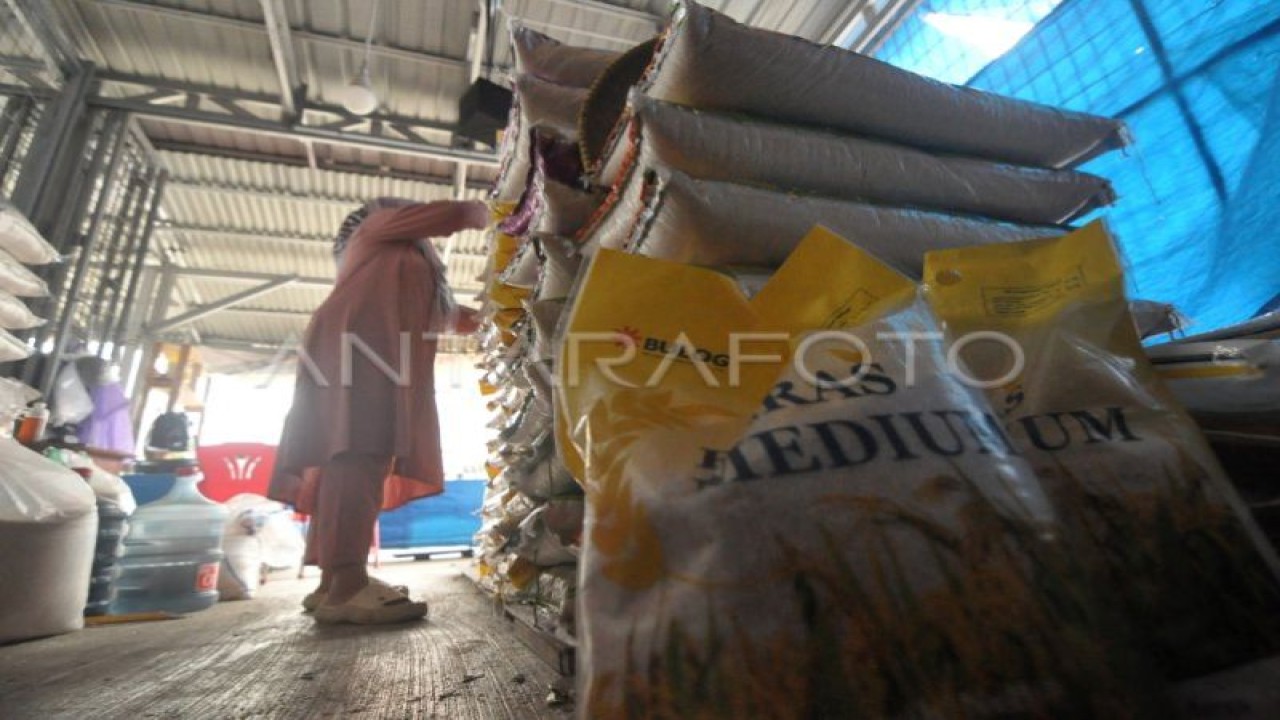 Pedagang merapikan tumpukan beras jenis medium di Pasar Panorama, Kota Bengkulu, Provinsi Bengkulu, Sabtu (28/1/2023). (ANTARA/Muhammad Izfaldi)