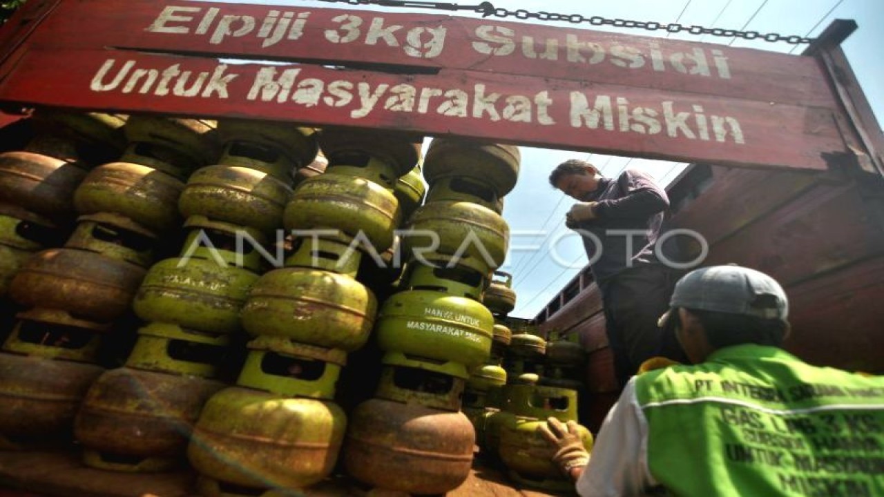 Pekerja menurunkan tabung gas elpiji 3 kg di salah satu mitra penjualan di Kota Bengkulu, Provinsi Bengkulu, Jumat.(28/4/2023) (ANTARA/Muhammad Izfaldi)