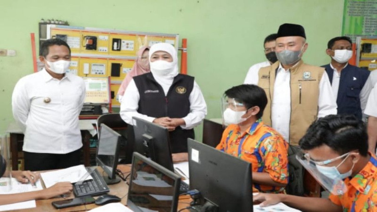 Arsip - Gubernur Jawa Timur Khofifah Indar Parawansa (tengah) saat melihat pelaksanaan ujian di sebuah sekolah. (ANTARA/HO-Biro Adpim Jatim)