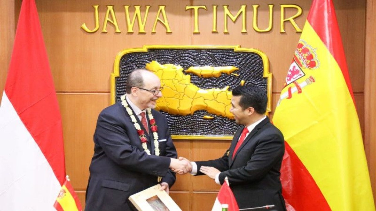 Wagub Jatim Emil Elestianto Dardak (kanan) menerima kunjungan Duta Besar Kerajaan Spanyol Fransisco Aguilera Aranda di Gedung Negara Grahadi Surabaya, Senin (29/5/2023).   (ANTARA/HO-Biro Adpim Jatim)