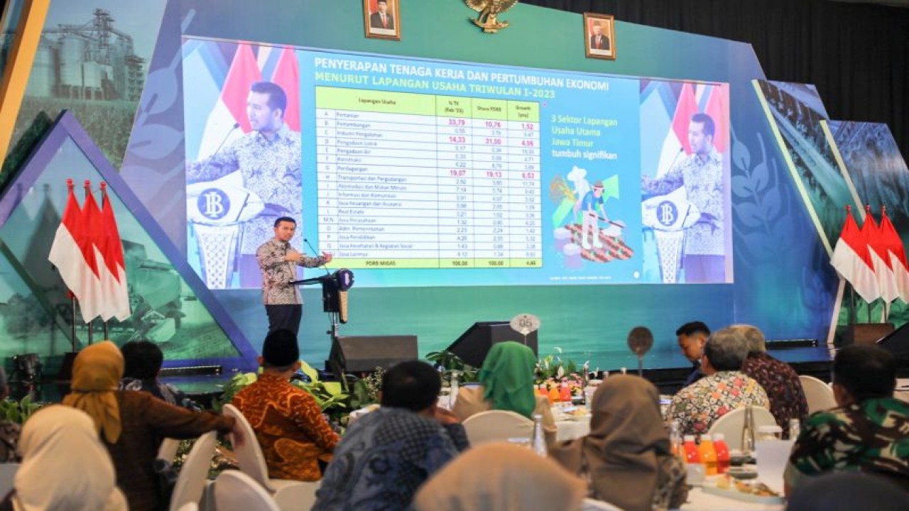 Wagub Jatim Emil Elestianto Dardak menyampaikan pemaparan dalam kegiatan "Jatim Talk II" di Surabaya, Selasa (16/5/2023). (ANTARA/HO-Biro Adpim Jatim)