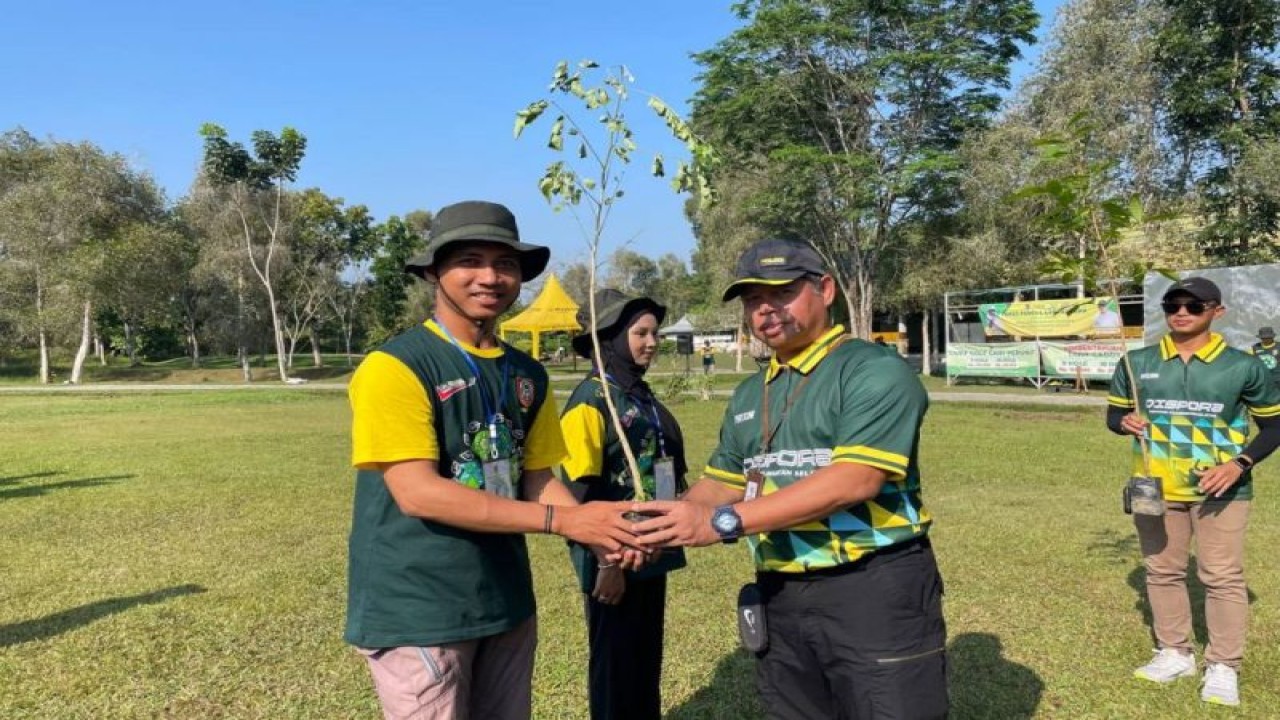 Kepala Bidang Pemberdayaan Pemuda Dinas Kepemudaan dan Olahraga (Dispora) Kalimantan Selatan (Kalsel) Rokhyatin Efendi (kedua kanan) menyerahkan bibit pohon mahoni kepada salah satu pemuda dari perwakilan Pepelingasih se-Kalimantan Selatan di Banjarbaru, Selasa (30/5/2023). (ANTARA/HO-Pemprov Kalsel)