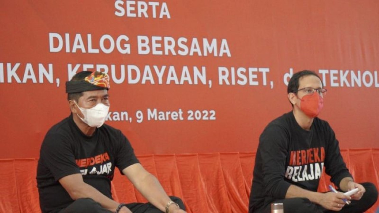 Ilustrasi - Gubernur Kaltara Zainal A Paliwang dan Mendikbud Nadim Makariem (kanan) duduk bersama di salah satu kegiatan di Tarakan, Kaltara. (Muh. Arfan)