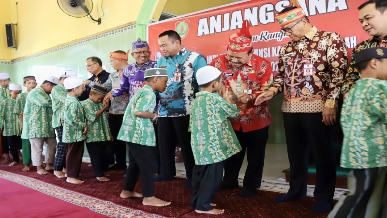 Pemprov Kalteng anjangsana dan berbagi bersama anak-anak di LKS, Palangka Raya, Kamis, (11/5/2023). (ANTARA/HO-Diskominfosantik Kalteng)
