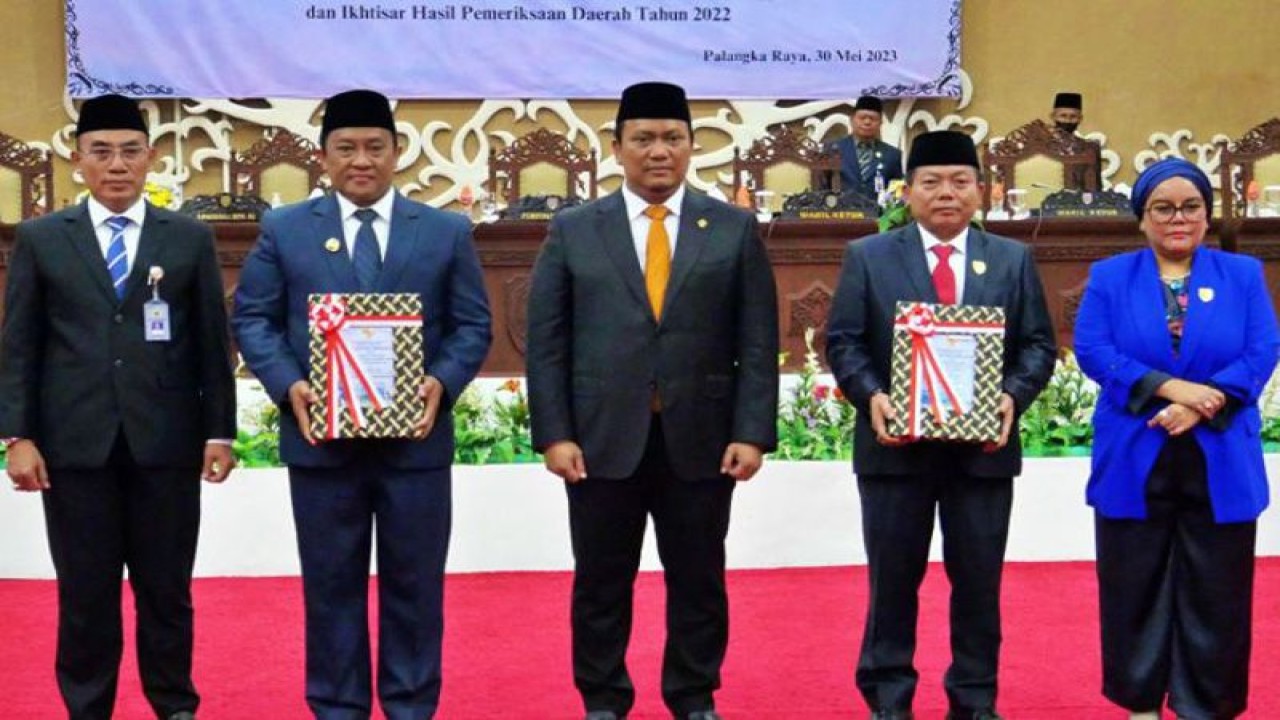 Wakil Gubernur Kalimantan Tengah (Wagub Kalteng) Edy Pratowo (kiri dua) foto bersama dengan pejabat BPK RI dan Ketua serta Wakil Ketua DPRD Kalteng, usai menerima salinan LHP BPK RI terhadap LKPD Pemprov Kalteng TA 2022, di ruang rapat DPRD Kalteng, Palangka Raya, Selasa (30/5/2023). ANTARA/HO-Sekretariat DPRD Kalteng.