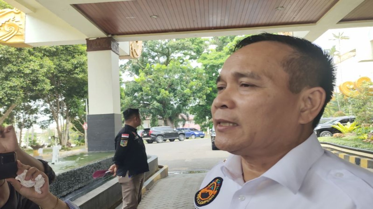 Pelaksana Harian (Plh) Kepala Dinas Kominfotik Provinsi Lampung Achmad Syaifullah saat memberi keterangan. Bandarlampung, Rabu (10/5/2023). ANTARA/Ruth Intan Sozometa Kanafi.