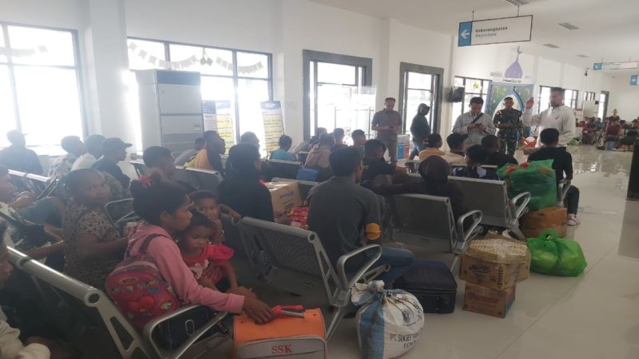 Puluhan calon pekerja migran yang hendak berangkat untuk bekerja di luar NTT diamankan dalam kegiatan pencegahan dan monitoring keberangkatan penumpang oleh Tim BP2MI Pusat bersama Satgas Diskopnaketrans NTT dan Polsek Alak di Pelabuhan Tenau, Kota Kupang, Jumat (12/5/2023). ANTARA/HO-Diskopnakertrans NTT