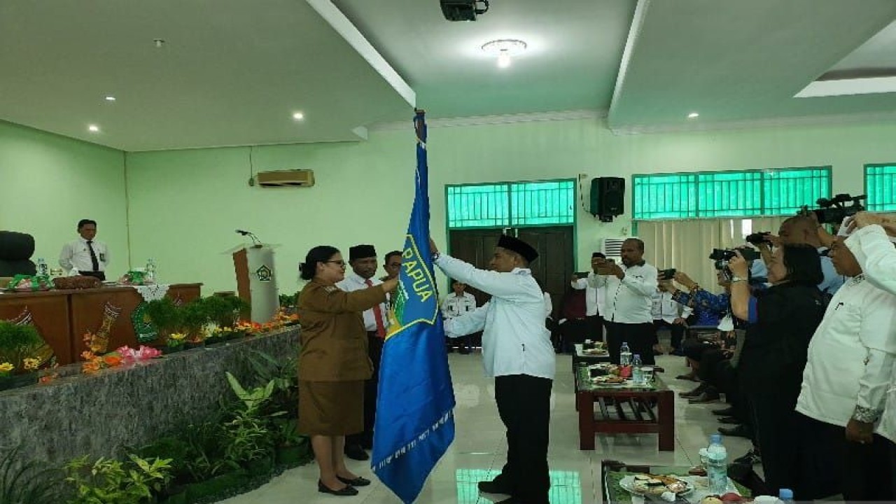 Pelepasan JCH ditandai secara simbolik dengan penyerahan pataka oleh Asisten Bidang Perekonomian dan Kesejahteraan Rakyat Pemprov Papua Suzana Wanggai kepada Ketua Panitia Penyelenggara Ibadah Haji Provinsi Papua Rahmani Sumarta di Asrama Haji Papua, Kota Jayapura, Senin (22/5/2023). (ANTARA/Qadri Pratiwi)