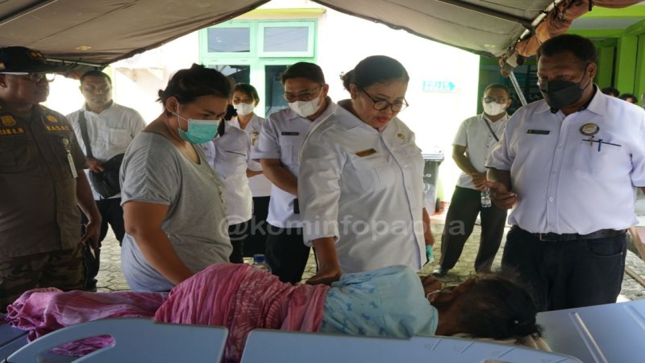 Pelaksana Tugas Asisten Bidang Perekonomian dan Kesejahteraan Rakyat Setda Papua Suzana Wanggai saat melakukan kunjungan ke RSUD Abepura pada Rabu (10/5) (ANTARA/HO-Dinas Kominfo Papua)