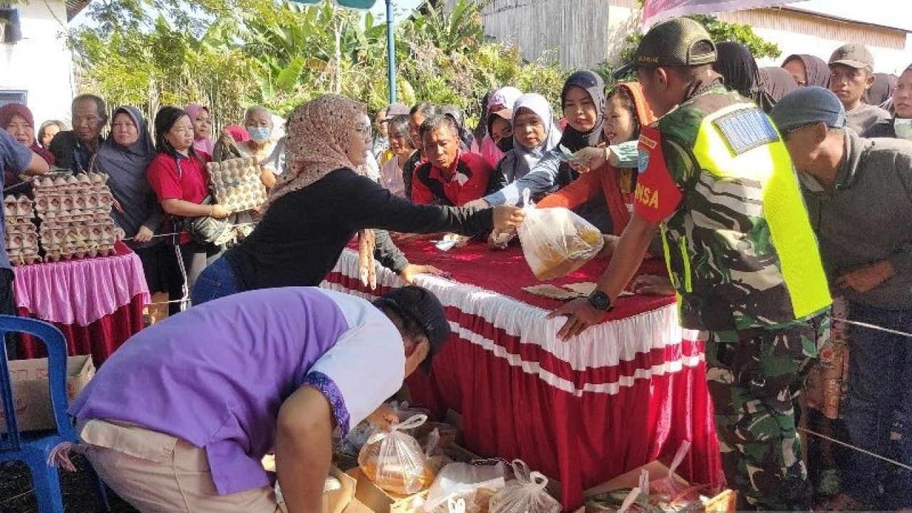 Kegiatan Operasi Pasar Pemprov Kalteng yang dilaksanakan Dinas Ketahanan Pangan dipadati oleh masyarakat di Kasongan, Jumat, (19/5/2023). ANTARA/Muhammad Arif Hidayat.