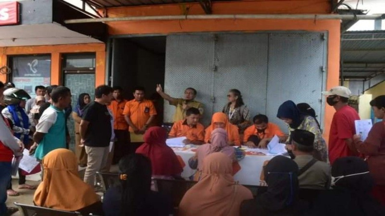 Pemerintah Sulbar dan PT Pos Indonesia menyalurkan bantuan pangan untuk keluarga beresiko stunting di Sulbar, Rabu (17/5/2023) ANTARA Foto/M Faisal Hanapi