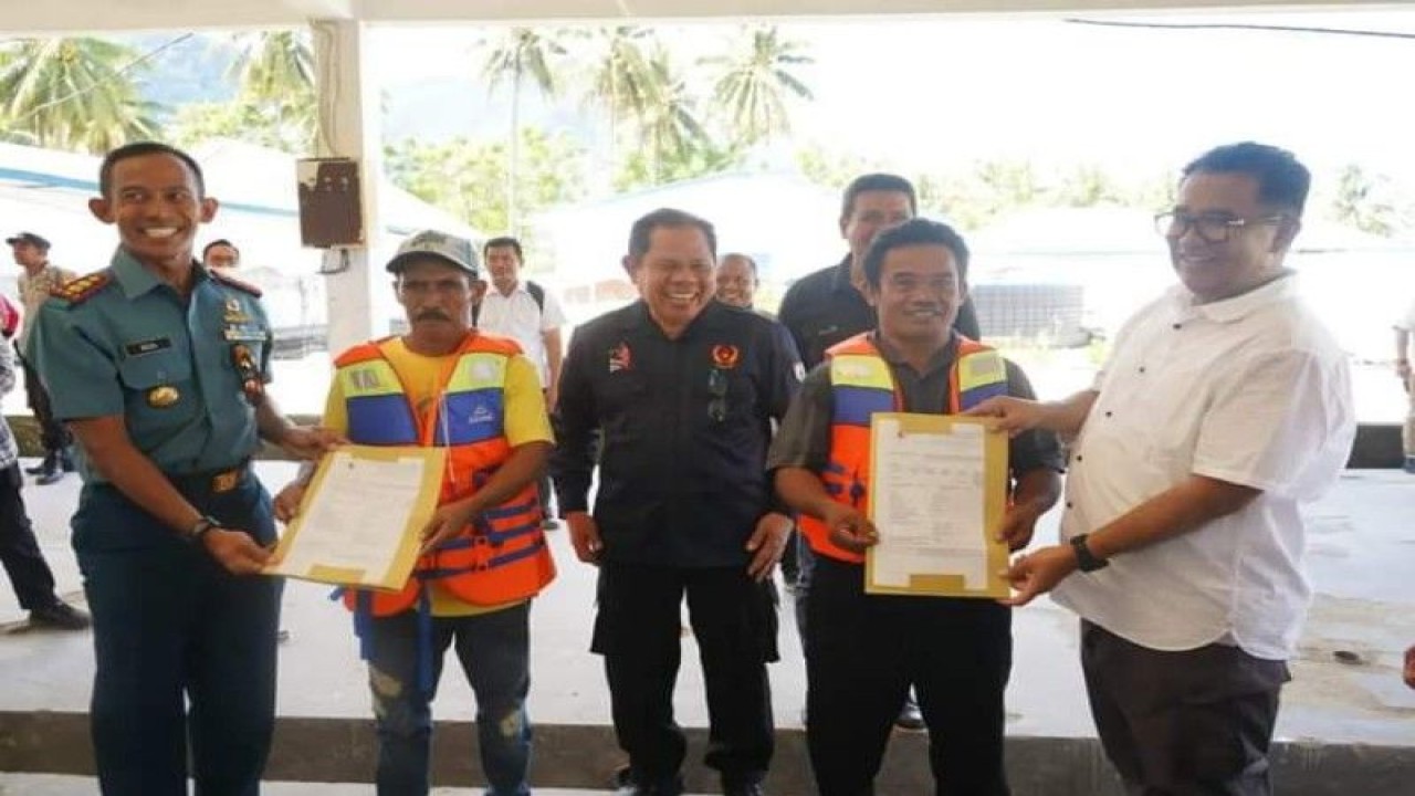 Pemerintah Provinsi Sulawesi Barat (Sulbar) bekerjasama dengan pangkalan TNI angkatan laut (Lanal) Mamuju untuk mengembangkan potensi perikanan dengan membangun "Kampung bahari" di pesisir Majene, Rabu (10/5/2023) ANTARA Foto/M Faisal Hanapi