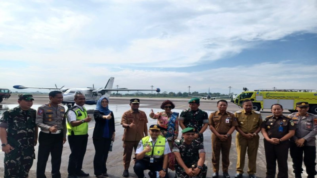 Gubernur Sulsel Andi Sudirman Sulaiman (lima kiri) melaunching penerbangan perdana bersubsidi rute Makassar-Masamba, Lutra-Sorowako di Makassar, Senin,(22/5/2023).ANTARA/HO-