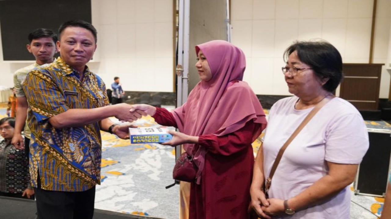 Pj Sekprov Sulsel Andi Darmawan Bintang bagikan STB secara simbolis kepada warga pada Rakor Penyelenggaraan Digitalisasi Penyiaran di Makassar, Kamis, (11/5/2023).ANTARA/HO-Humas Pemprov Sulse