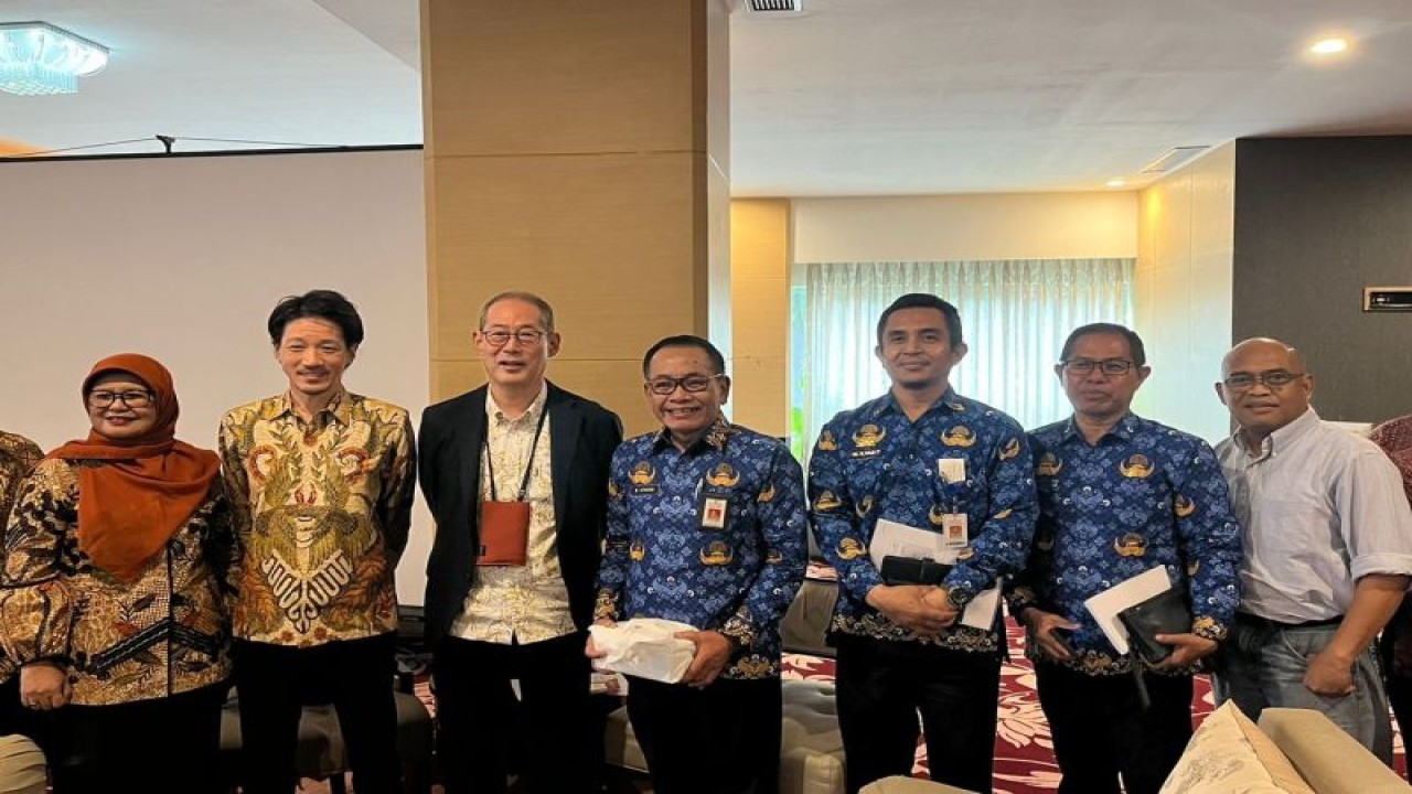 Pejabat Pemprov Sulsel dan perwakilan Japan fisheries Association (JFA) berfoto bersama di Baruga Lounge Kantor Gubernur Sulsel, Rabu,(17/5/2023).ANTARA/HO-Humas Pemprov Sulsel
