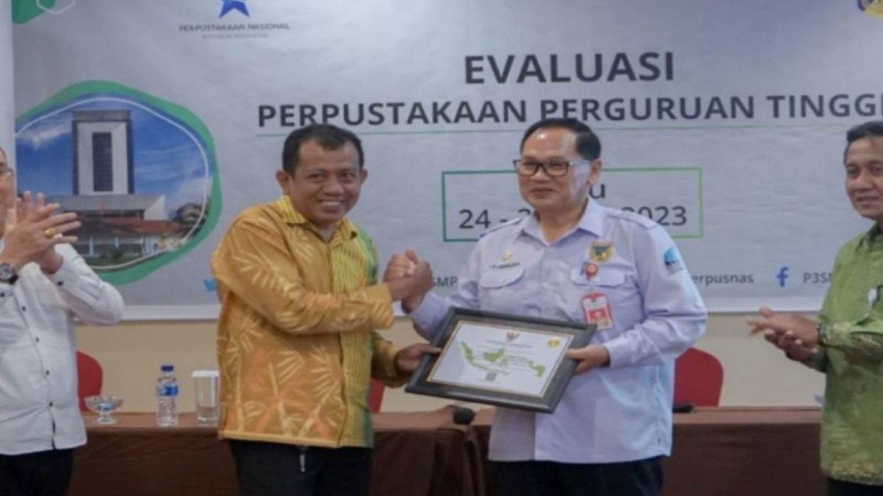 Kepala Dinas Perpustakaan dan Kearsipan Provinsi Sulteng I Nyoman Sriadijaya menyerahkan sertifikat akreditadi A kepada Kepala UPT Perpustakaan UIN Palu Rifai di Palu. (ANTARA/HO-Biro Administrasi Pimpinan Setda Pemprov Sulteng)