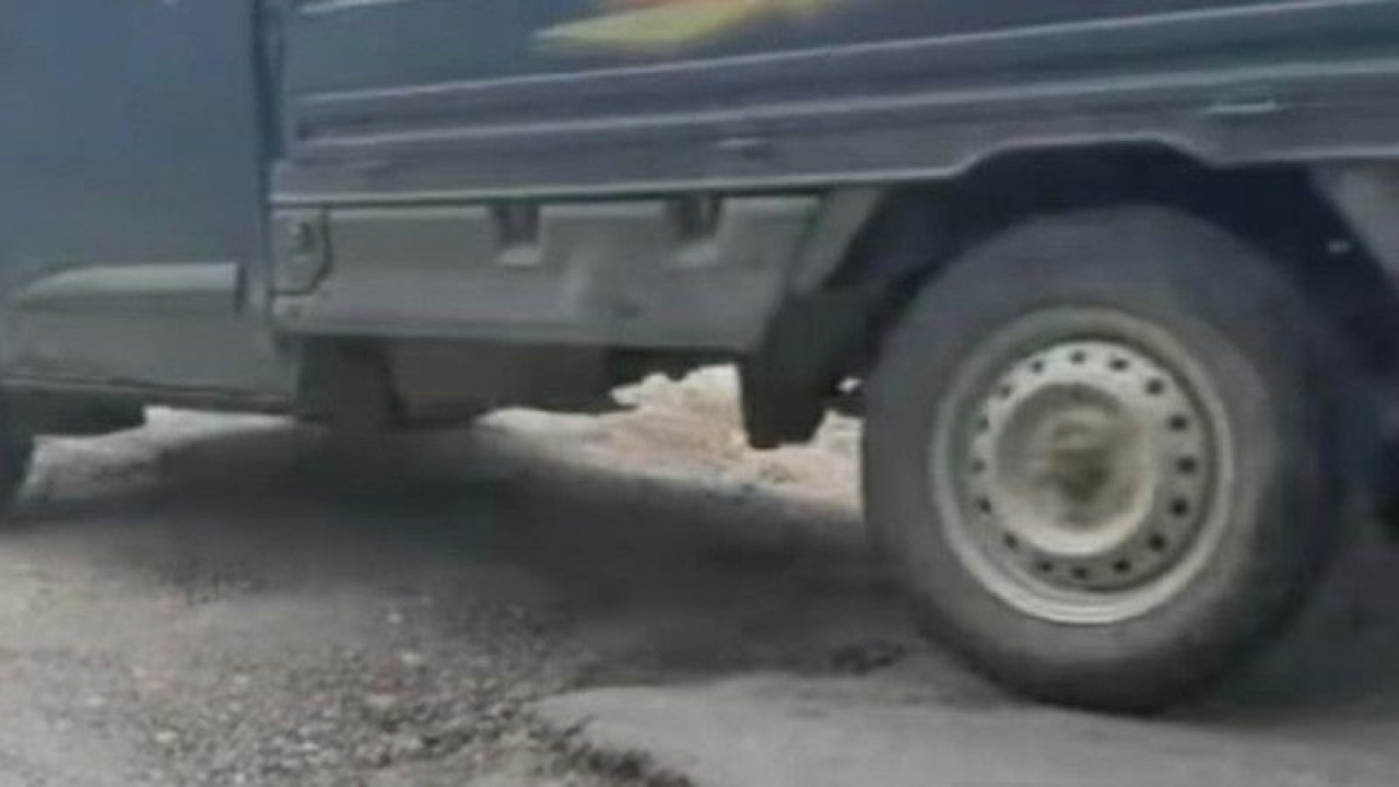 Salah satu ruas jalan posos Ambaipua-Motaha, Kabupaten Konawe Selatan yang rusak saat diewati kendaraan roda empat. ANTARA/La Ode Muh Deden Saputra
