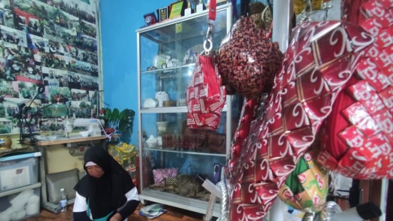 Seorang pekerja dari rumah UMKM binaan PT Pupuk Sriwijdjaja, di Palembang, Sumatera Selatan (Sumsel), sedang membuat tas anyaman dari sampah rumah tangga. ANTARA/M Riezko Bima Elko P