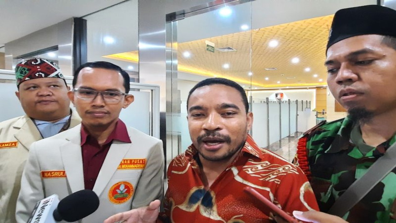Ketua Bidang Hukum dan HAM Pemuda Muhammadiyah Nasrullah (kedua dari kiri) memberikan keterangan pers usai melaporkan peneliti BRIN AP Hasanuddin ke Bareskrim Polri, Selasa (25/4/2023). (ANTARA/Laily Rahmawaty)