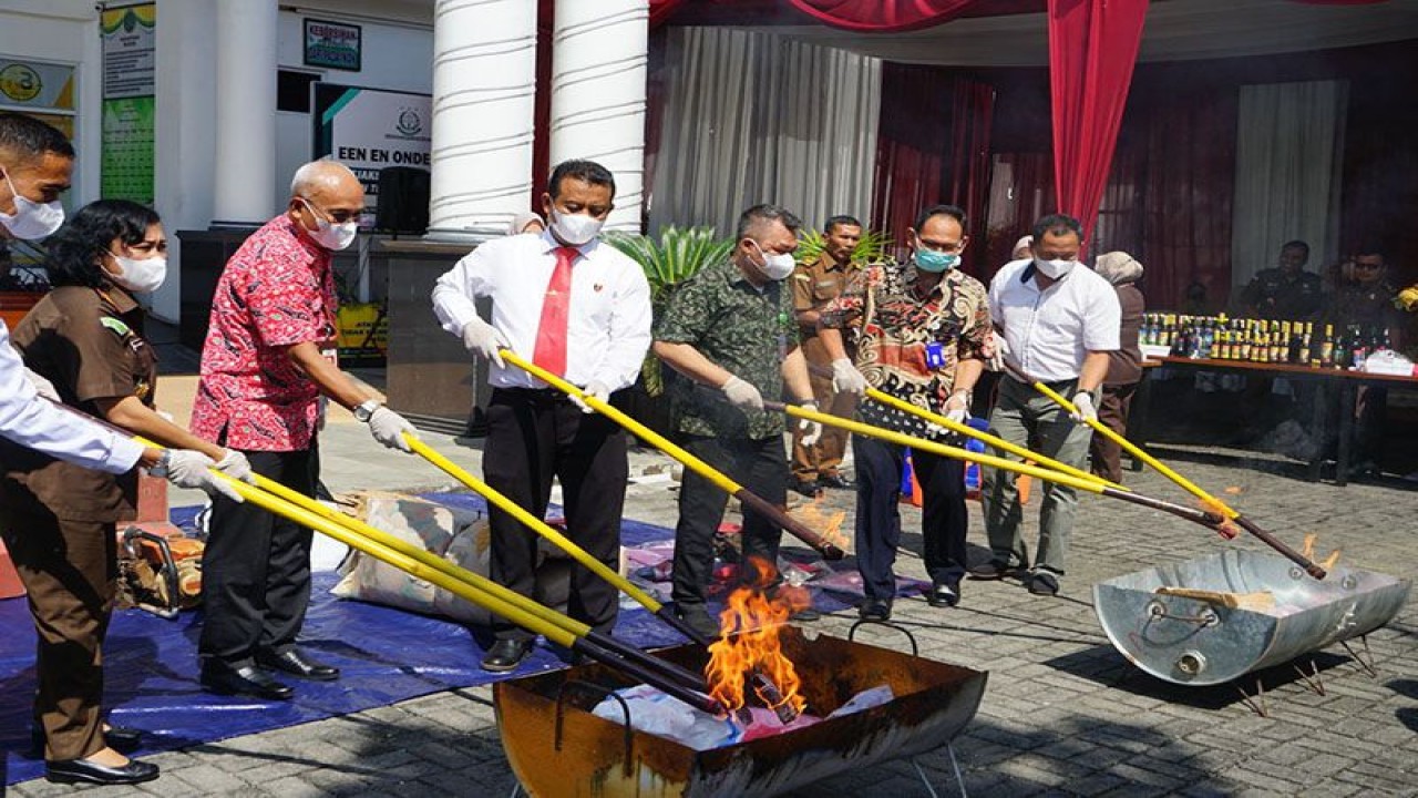 Pemusnahan barang bukti dari 37 perkara tindak pidana yang telah inkrah di halaman Kantor Kejaksaan Negeri Purbalingga, Kamis (25/5/2023). ANTARA/HO-Dinkominfo Purbalingga