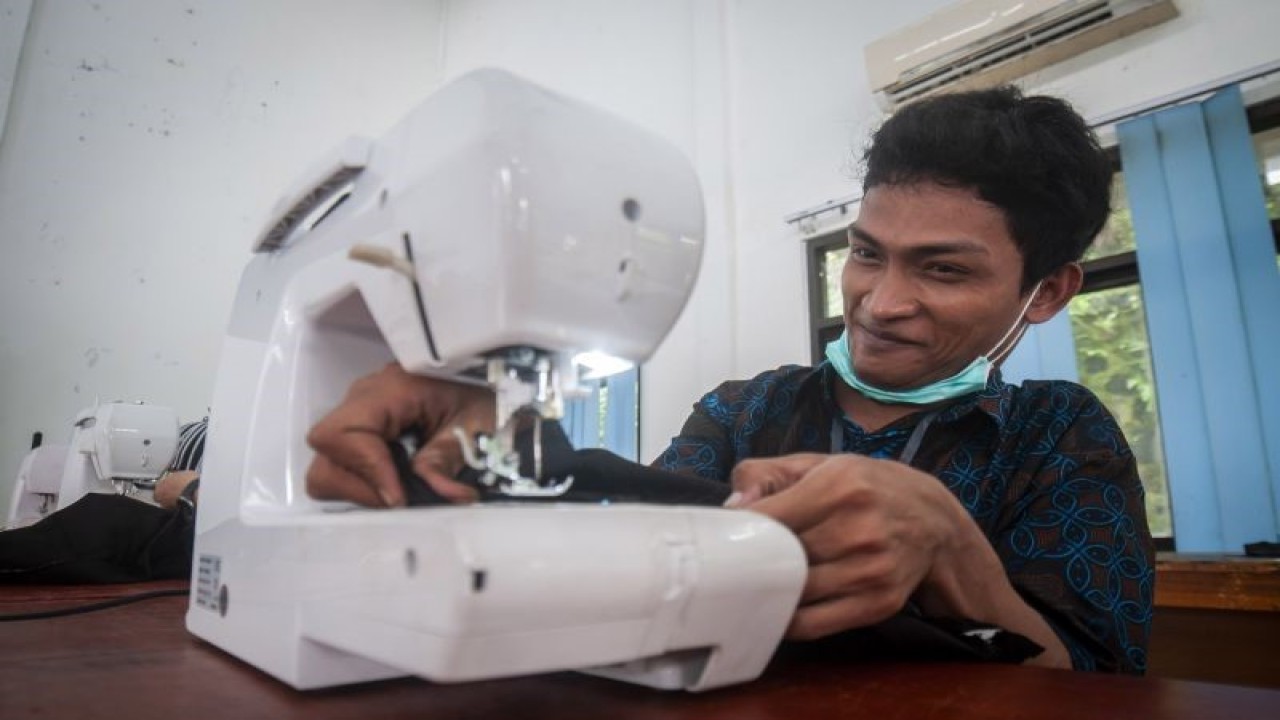 Arsip Foto - Penyandang disabilitas mengikuti pelatihan keterampilan di UPTD Panti Sosial Rehabilitasi dan Tuna Sosial. (ANTARA FOTO/Muhammad Bagus Khoirunas/aww)
